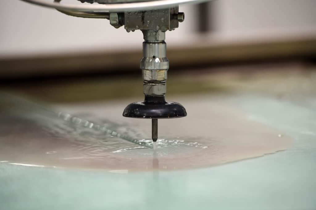Waterjet cutting system cutting glass